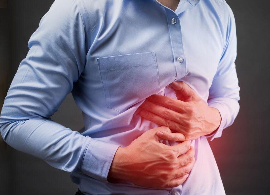 В большинстве случаев унять боль в области живота, связанную с неправильным питанием, можно, не прибегая к лекарствам.Чаще всего живот начинает болеть из-за нарушений диеты и переедании. Чтобы унять боль, не обязательно бежать в аптеку. Помогут справиться с недугом продукты, которые наверняка есть в каждом доме.Пищевая сода. Разведите столовую ложку соды в стакане теплой кипяченой воды и выпейте. В желудке восстановится нормальный кислотно-щелочной баланс и неприятные ощущения исчезнут.Яблоко. Чтобы избавиться от боли, попробуйте съесть яблоко. В нем много клетчатки, которая способствует лучшему пищеварению.Черный перец в горошке. Неизвестно почему, но проглоченные 2-3 горошины перца практически сразу избавляют человека от боли.Вода. Нередко причиной неприятных симптомов становится элементарное обезвоживание организма. Поэтому, чтобы устранить боль, бывает достаточно выпить стакан теплой воды.Имбирь. Сначала корень имбиря следует очистить и натереть на мелкой терке. Полученную смесь смешать с ложкой меда и небольшим количеством лимонного сока. «Лекарство» принимать по одной столовой ложке.Яблочный уксус. Чайная ложка средства, размешанная в стакане теплой воды, способна сотворить чудо – уменьшить боль в животе.Листья мяты. Справочники народной медицины рекомендуют в случае возникновения боли пожевать листья перечной мяты.Ромашка. Чай из засушенных цветков ромашки обладает не только противовоспалительным эффектом, но и уменьшает боль в желудке.Пережаренный тост. Обугленный тост на организм человека будет оказывать ровно такое же действие, как таблетки черного активированного угля.Йогурт. Врачи утверждают, что баночка этого продукта способна быстро обволакивать стенки желудка и уменьшать неприятные ощущения во время изжоги.