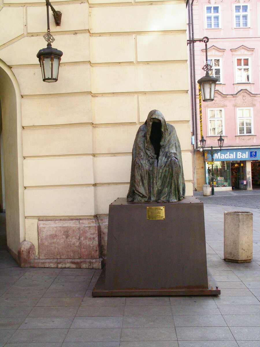 Памятник около Сословного театра посвящен Моцарту. Черная мистическая пустота под капюшоном рясы – дух из оперы Моцарта «Дон Жуан». 