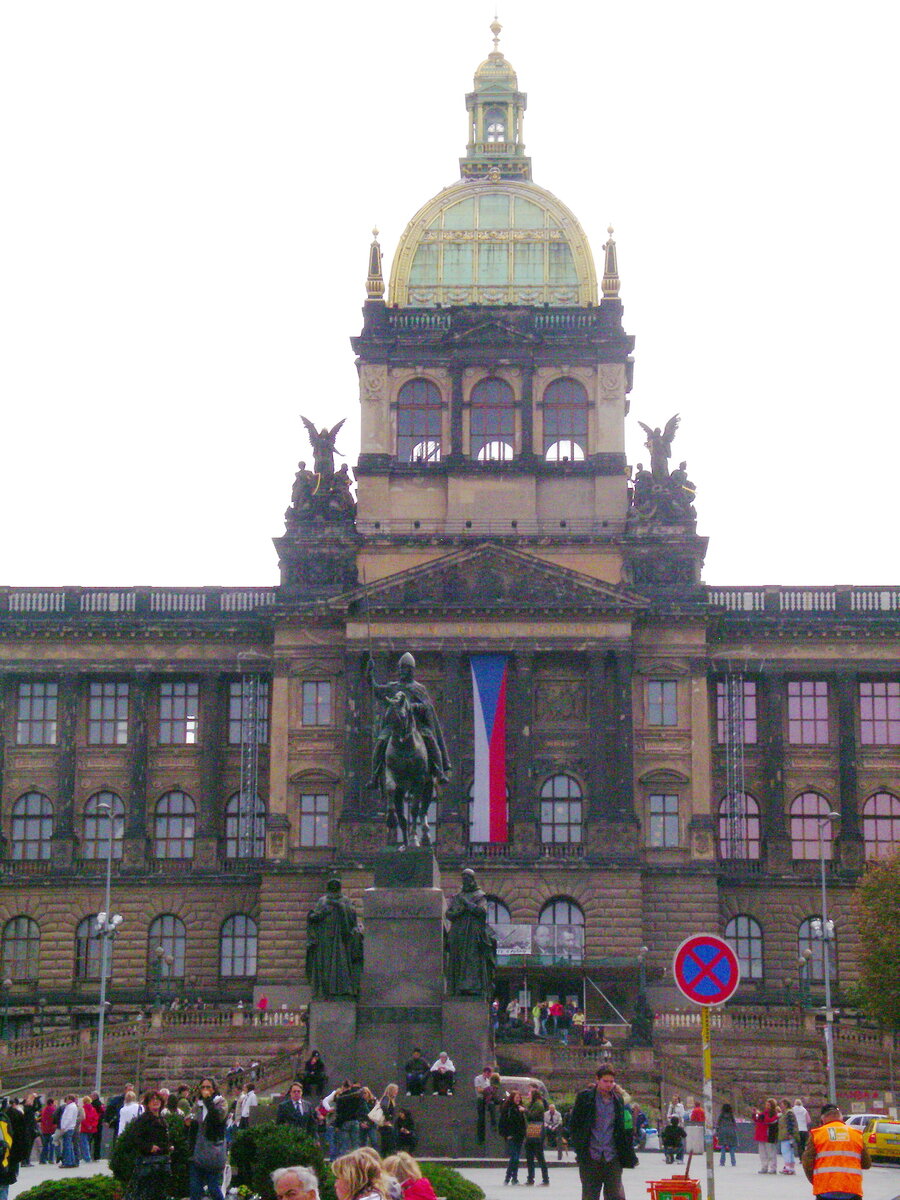 Здание Национального музея на Вацлавской площади с памятником  святому Вацлаву, покровителю страны.