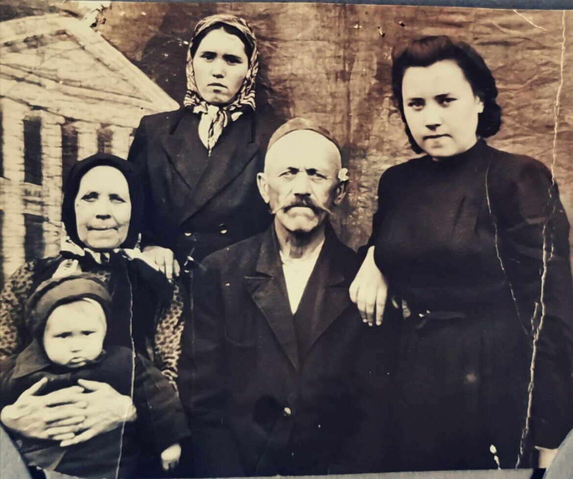 Хәйдәр Бигичевның иң яшь чагында төшереп алган фото. Уртада – Хәсән бабасы, Рәхимә әбисе кулында – Хәйдәр. Артта – әниләре Рәшидә. Бабасы янында– апасы Нәфисә.Фото: © Халидә Бигичеваның архивыннан