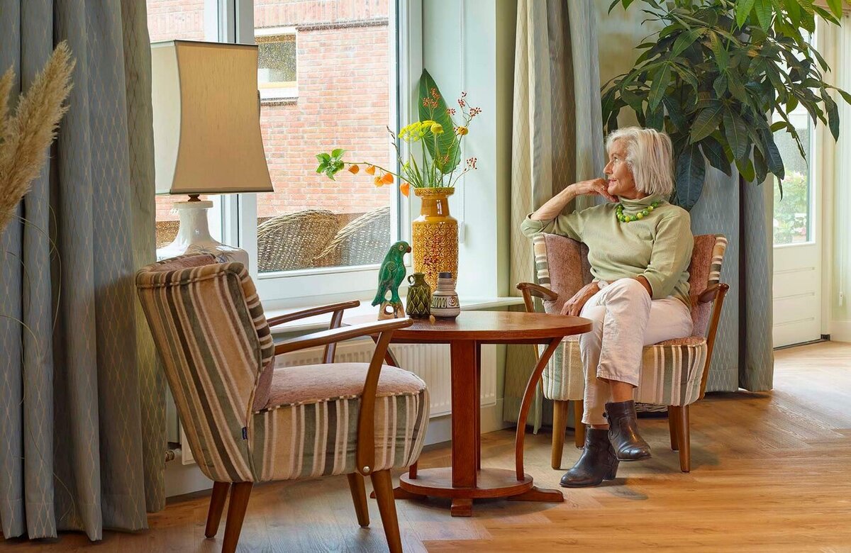 Создание интерьера, который сочетает в себе комфорт, безопасность и эстетику, особенно актуален, когда речь идет о жилье для пожилых людей.