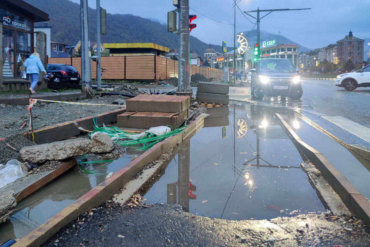Красная Поляна. Прокладывают новые тротуары.