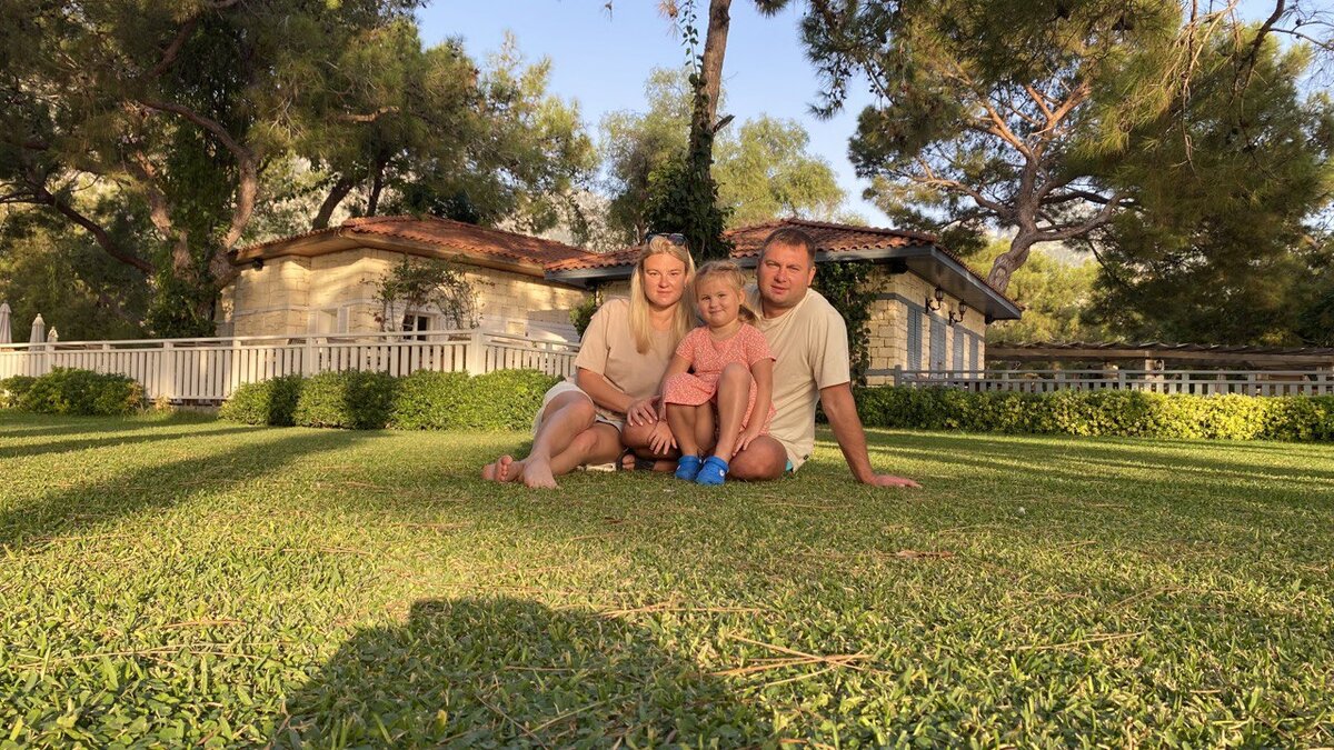 Я, Маша и наша дочка Верочка. Семейное фото. Турция октябрь 2023года.