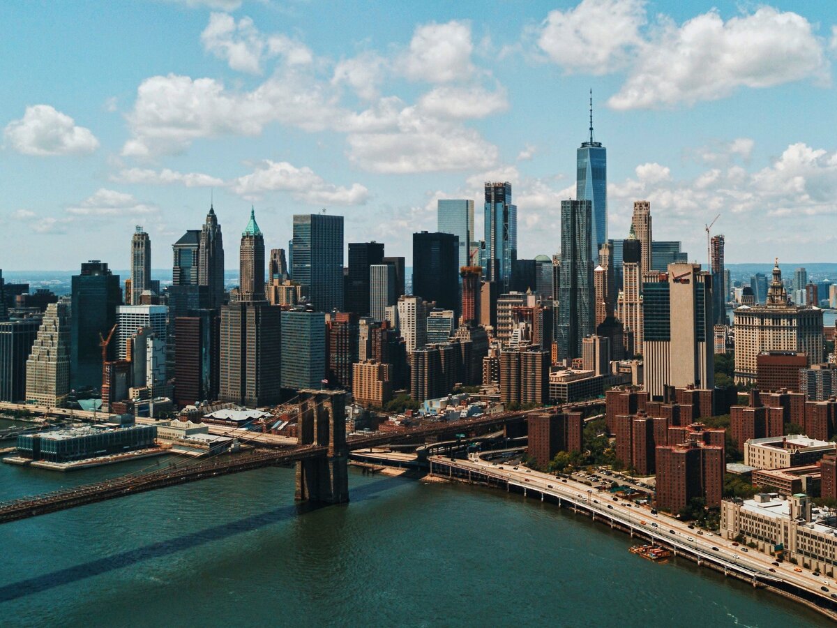 Манхэттенский мост (Нью-Йорк) — подвесной мост, длиной 2089 м, построен в 1909 году. На мосту находится семь полос автомобильного движения, четыре линии транзитных поездов, пешеходная дорожка и отдельная велосипедная дорожка. Источник: unsplash