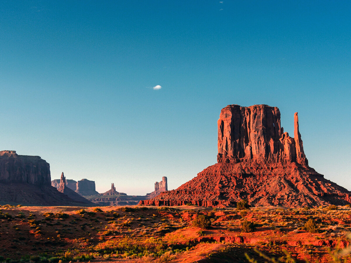 Долина монументов, Аризона, когда-то была частью морского дна, где древние отложения и песчаник накапливались слоями в течение миллионов лет. Сочетание малиновых гор с холмами из песчаника создают фантастическую картину, здесь снимались многие фильмы и сериалы. Источник: unsplash