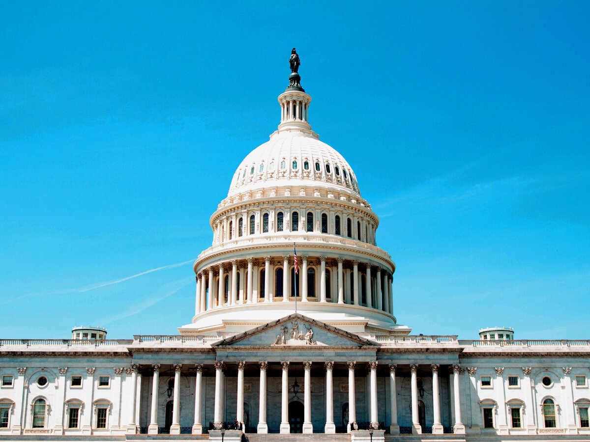 Капитолий, Вашингтон – место заседания конгресса США. Первый камень в основание был заложен Джорджем Вашингтоном в 1793 году. Сейчас в Капитолии 540 комнат на 5 этажах, вокруг него - роскошный парк в 55 гектара. Главная достопримечательность - купол со статуей Свободы, который венчает здание. Источник: unsplash