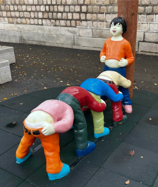 Произведения искусства на открытом воздухе, которые я нашел в парке.