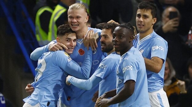    Команда радуется голу Холанна в матче «Челси» — «Манчестер Сити». Reuters