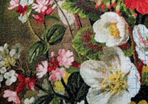 Вышиваю петитом на конгресс-страмине по электронной схеме цветочный натюрморт Зима