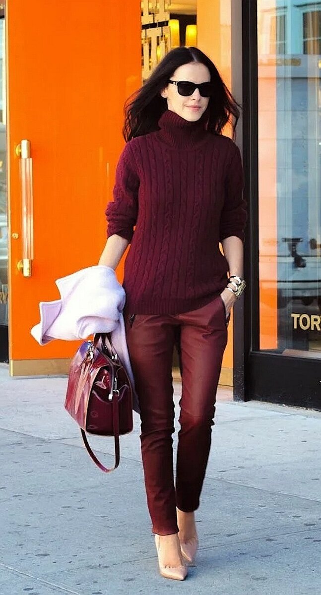 образы с бордовыми ботильонами. образ с бордовыми брюками. модные луки. сапоги челси терракотовые. сочетание с бордовым.