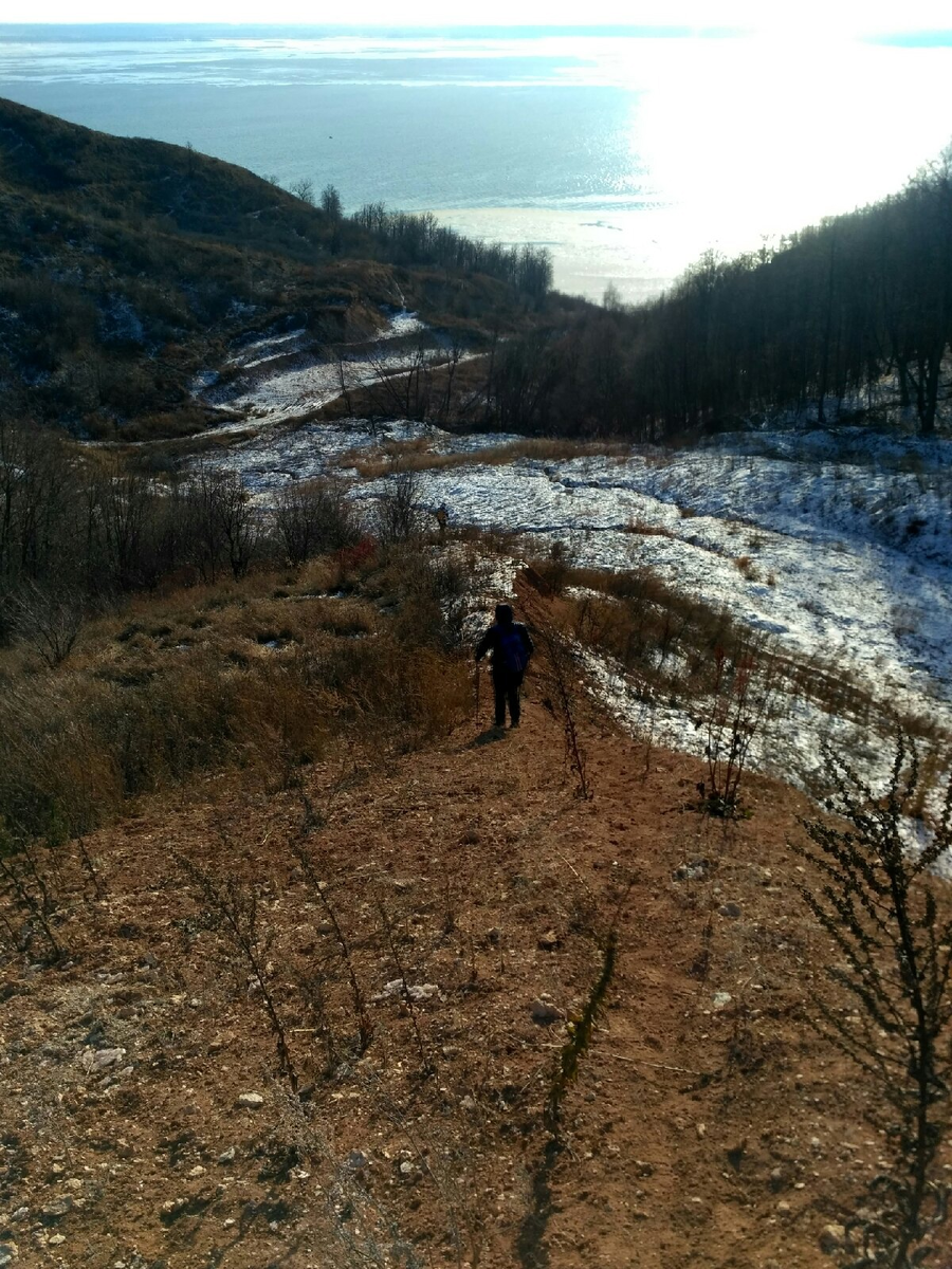 Мы начали спуск как и в прошлый раз в Елховом Овраге, но пошли от него налево, на еще не пройденный участок. Вдоль берега вовсю шла шуга и только вдалеке была свободная ледяная вода, а по ней еще завершалась навигация