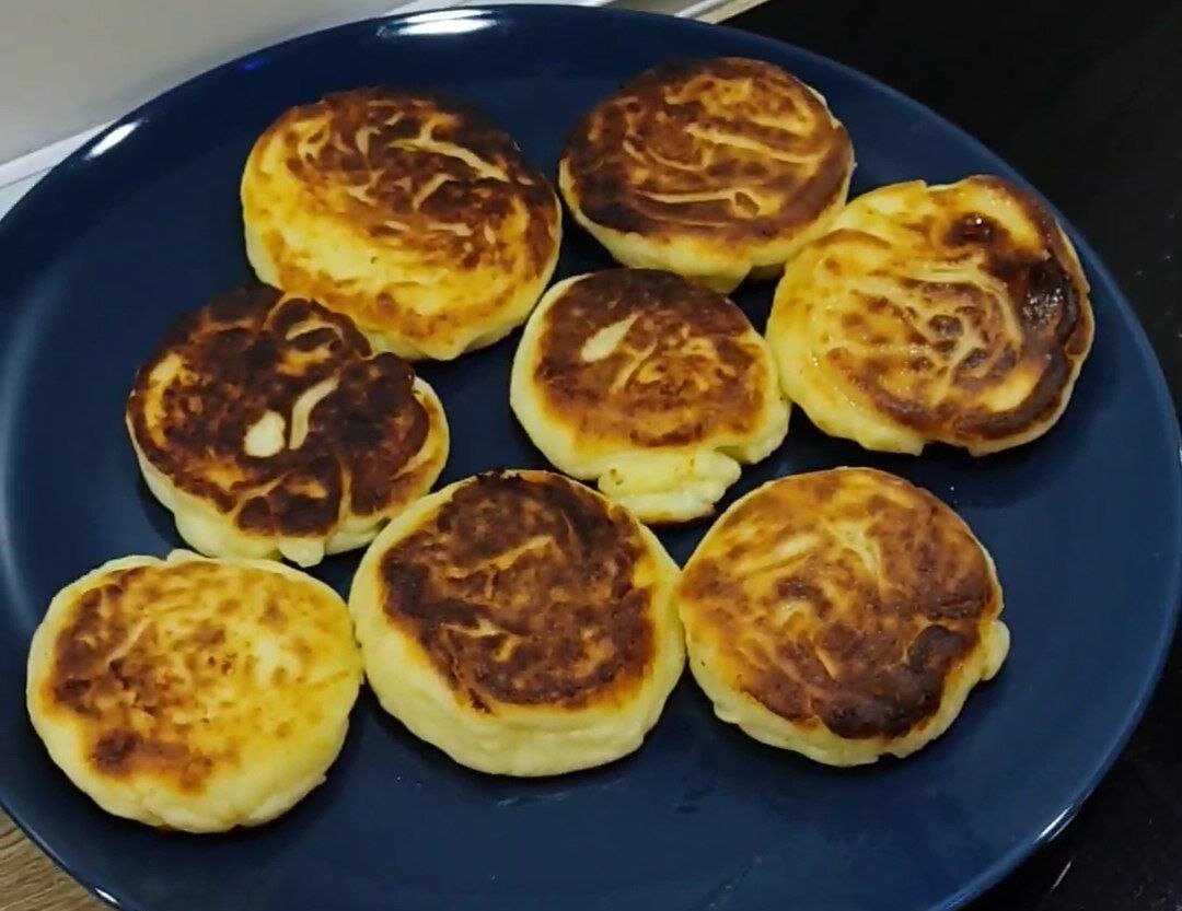 Простой рецепт сырников на завтрак, обед и ужин. Вкусно как у бабушки |  Студент на кухне | Дзен