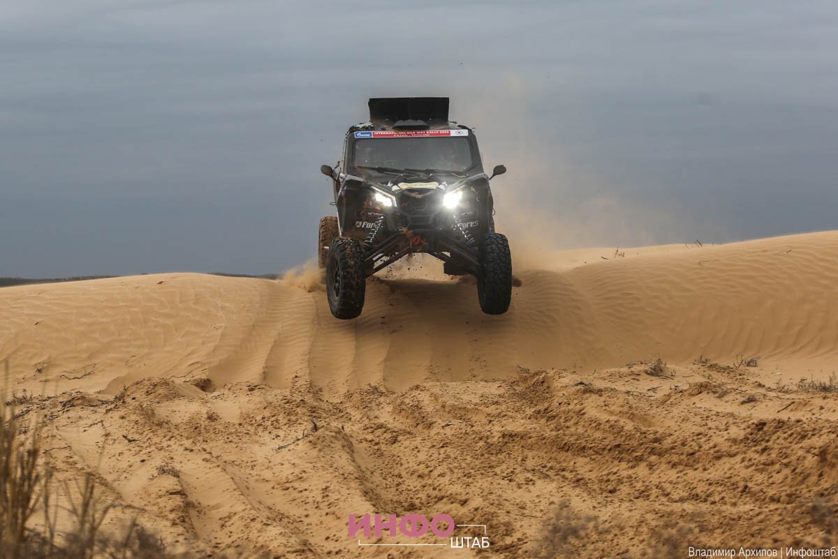    Как гонщики покоряют астраханские пески: фоторепортаж