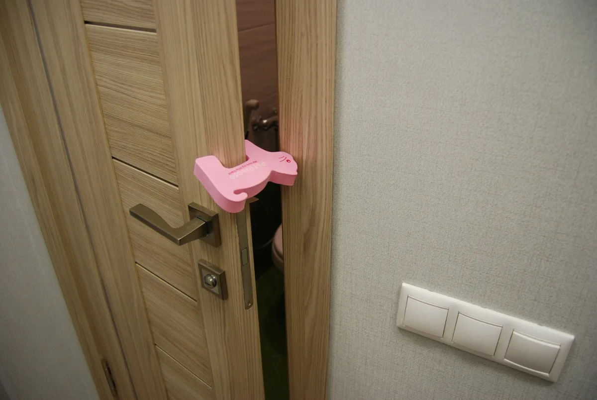 Что делать если не можешь открыть дверь. Ограничитель закрывания двери. Дверь в туалет. Стопор для двери в санузел. Ограничитель для квартирной двери.