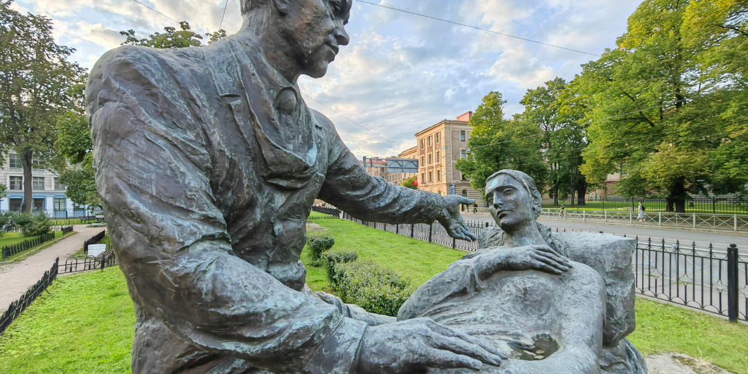 Памятник Фёдору Углову - самому пожилому практикующему хирургу в мире (100 лет), занесённому в книгу рекордов Гиннеса (Петербург)
