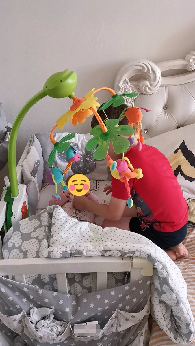 Фото сделано в начале октября. Саша показывает Кате игрушечный экскаватор 