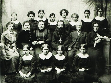  Е. Самосский – второй справа во втором ряду. Фото 1910-х гг. nne.ru