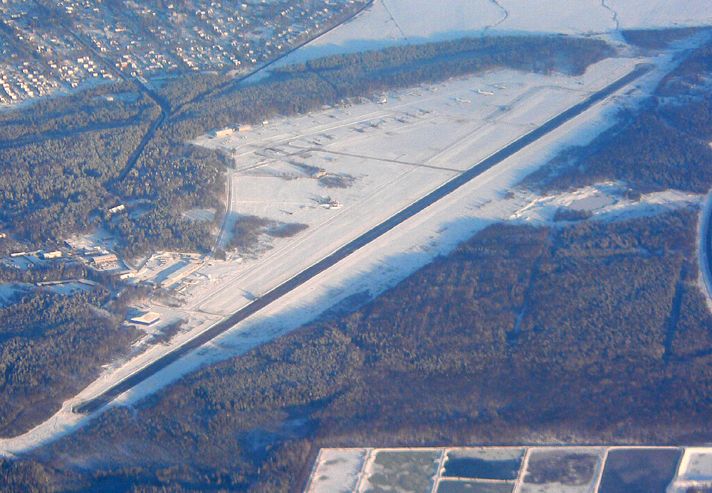 1. Начнём, как водится, с истории. Так выглядело Левашово в середине нулевых, около 20 лет назад. Справа уже работает КАД (на фото виден её кусочек), сам аэродром для военно-транспортной авиации работает, но лишь чуть - большая реформа армии ещё впереди. 