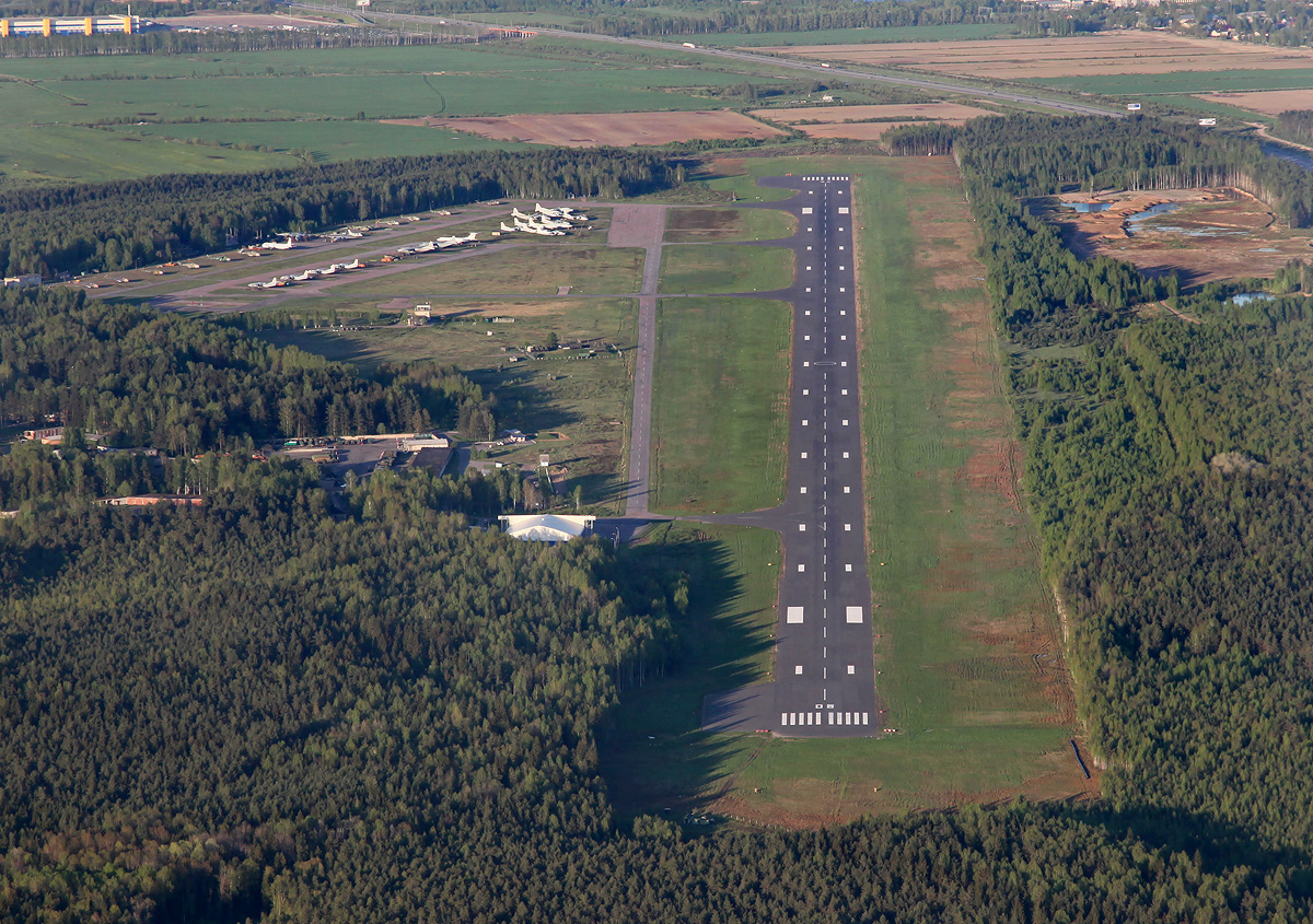 2. Двенадцать лет назад. Тут видны небольшие перемены - полоса получила новое асфальтовое покрытие. Но в целом всё тоже, разве что летать стали больше и появилось уже решение о том самом совместном базировании. И первые проекты разместить на Левашово гражданский аэропорт. Успели под это даже создать коммерческую компанию, но реконструкция главного аэропорта города Пулково, да и другие обстоятельства надолго задержали этот процесс.  