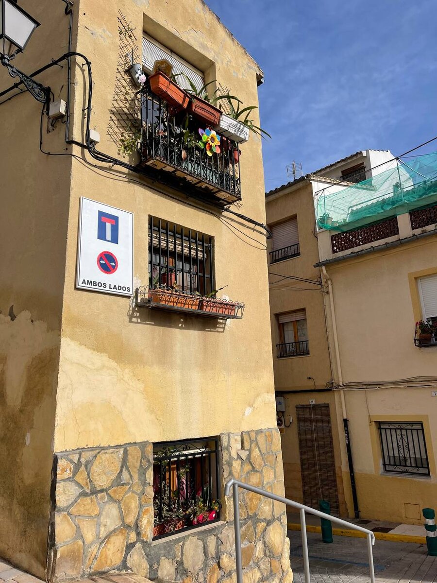 Испанская традиция - везде цветы !!! На балконе и около входа в дом, на улице и около магазина )