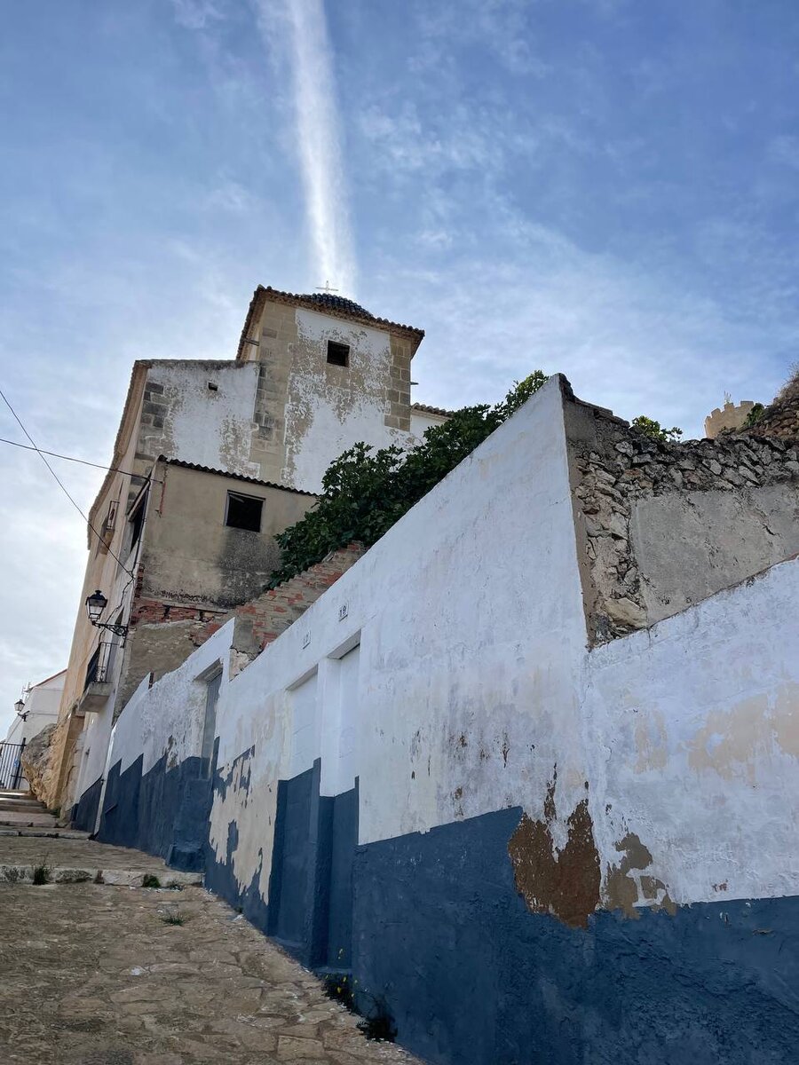 Город расположен вблизи гор, поэтому что-бы добраться до дома, придётся не на шутку постараться забираясь в горку