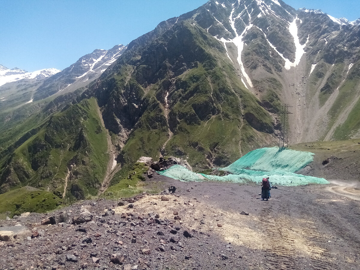 Вид со склона Эльбруса на Чегет и ущелье Азау