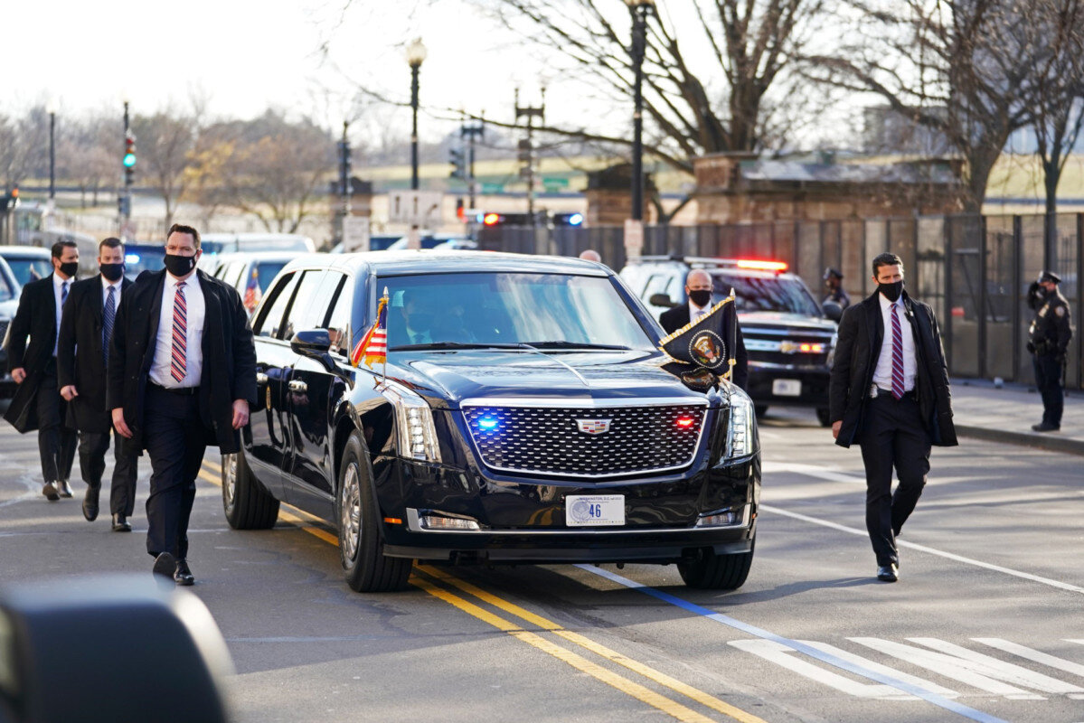 На каких авто ездят в китае. Машина президента США Байдена. Лимузин Джо Байдена. Лимузин Кадиллак Байдена. Кадиллак Эскалейд кортеж президента.