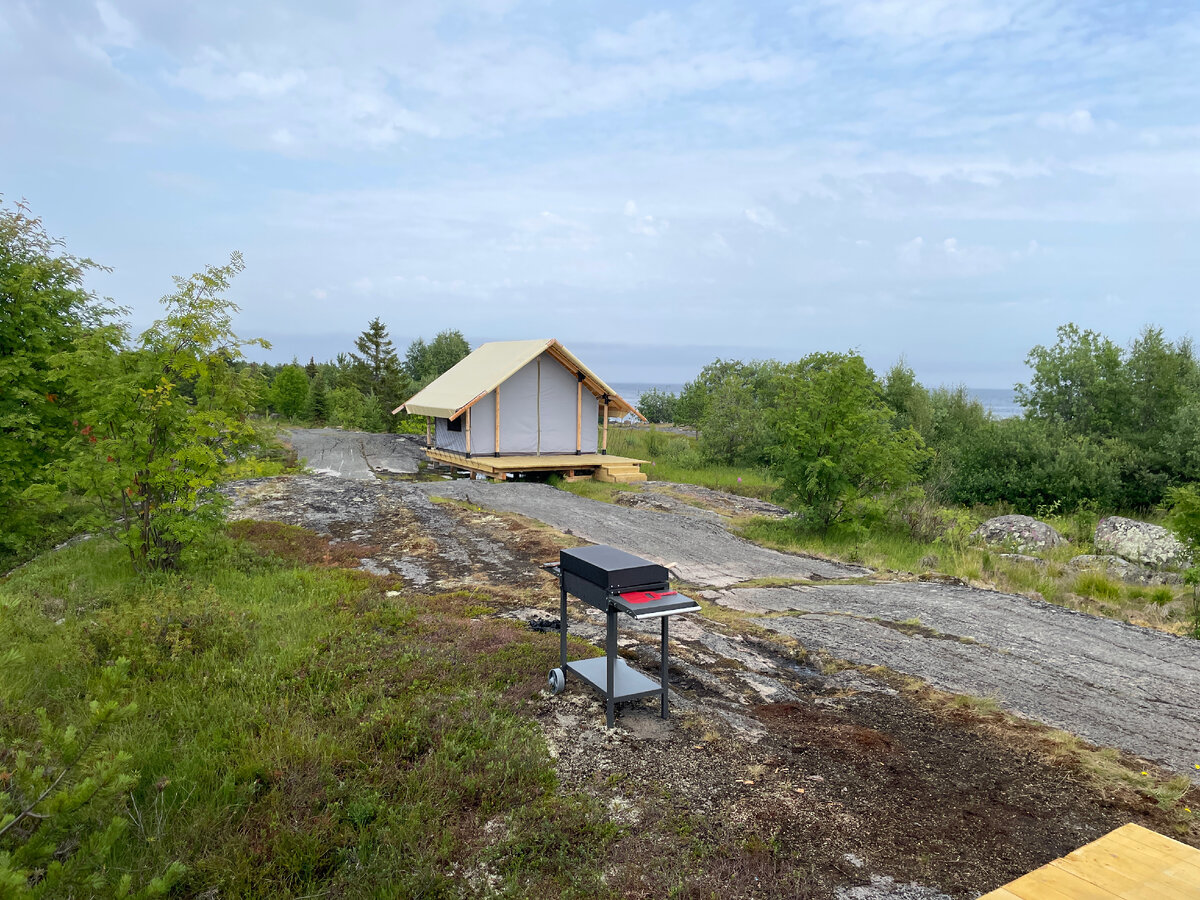 Палатка стоит прямо на скале с видом на Белое море.