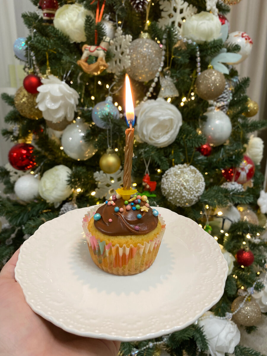 Ещё вариант украшения капкейка, шоколадная глазурь и кондитерская посыпка.