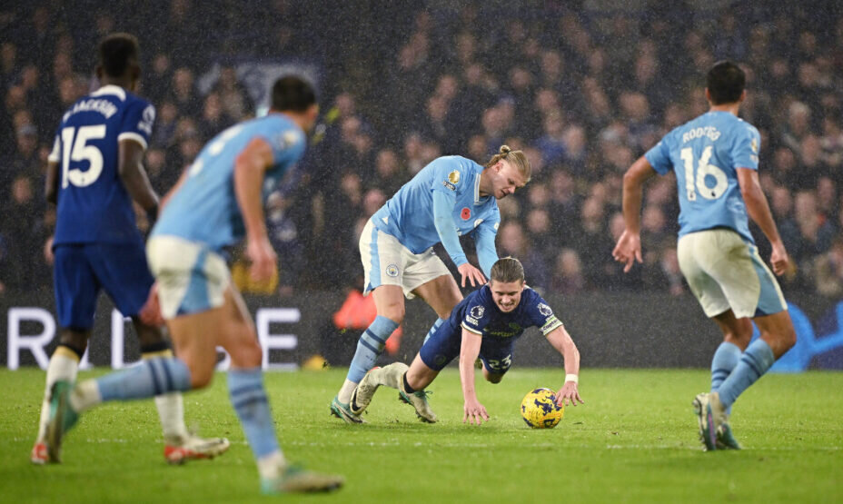    Холланд забивал тем, чем мог. Фото: Reuters