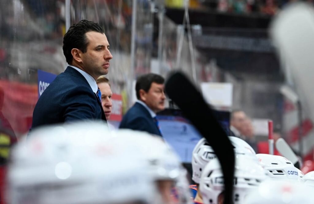 После драматической концовки матча со «Спартаком» на главного тренера СКА Романа Ротенберга вообще было тяжело смотреть: его вид вызывал чувство сострадания / Фото пресс-службы ХК СКА