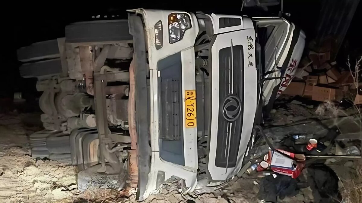     Фура с китайскими номерами улетела в кювет и перевернулась. Инцидент произошел в Краскино.