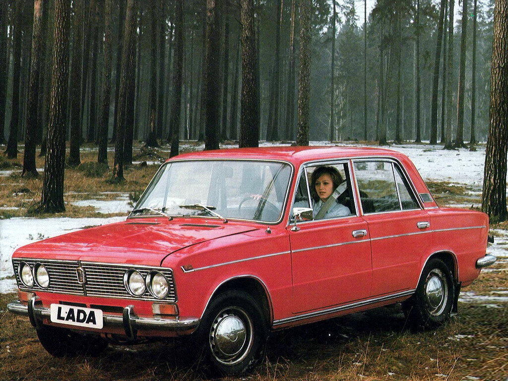 ВАЗ-2103 с привычным для наших водителей, но далеко не единственным возможным для леворульного автомобиля, расположением щёток стеклоочистителя.