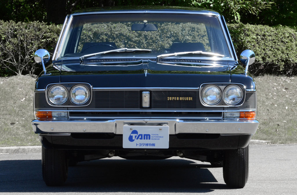 Toyota Crown - типовое расположение дворников на праворульном автомобиле... но тоже не единственно возможное.