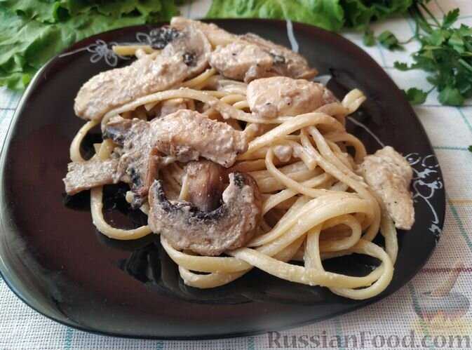 макароны, куриное филе, шампиньоны, сыр твёрдый, лук репчатый, сливки, молоко, чеснок, соль, перец чёрный молотый, масло сливочное, масло оливковое, зелень петрушки