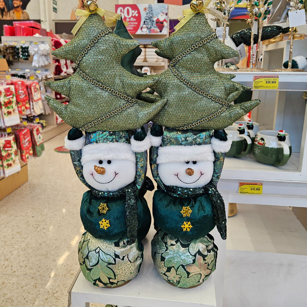 Фигурки снеговиков в магазине. 