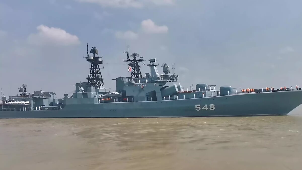     С искренним энтузиазмом встречали в порту Читтагонг Народной Республики Бангладеш два БДК — «Адмирал Трибуц» и «Адмирал Пантелеев» — и танкер «Печенга». Отряд кораблей ТОФ пришёл сюда после долгого перерыва — 50 лет не реял в порту Андреевский флаг.