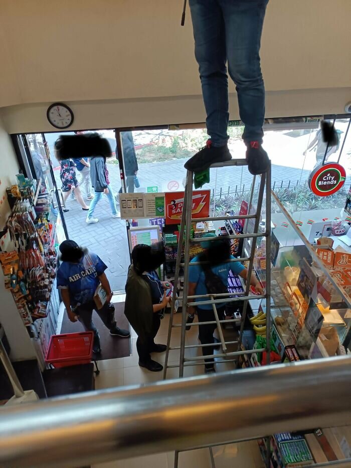 Источник: https://www.reddit.com/r/OSHA/comments/11uea7r/to_be_an_aircon_technician_you_must_have_good