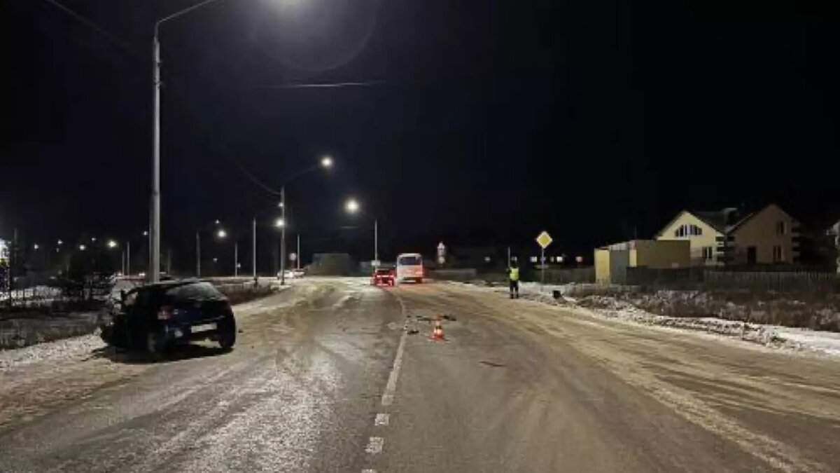     В Лесосибирске в ДТП попал автобус. В него влетела легковушка.