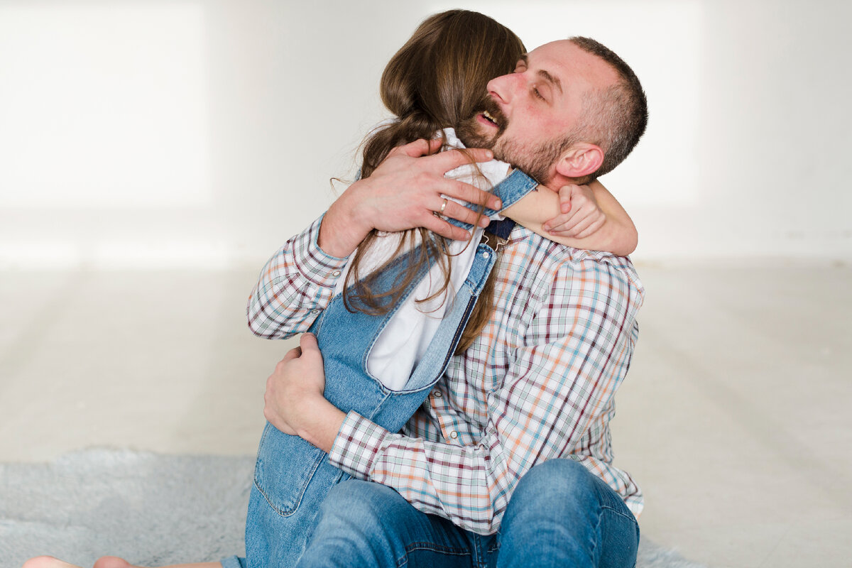 Изображение от <a href="https://ru.freepik.com/free-photo/daughter-and-dad-on-fathers-day_6672238.htm#query=%D0%B4%D0%BE%D1%87%D1%8C%20%D0%BE%D0%B1%D0%BD%D0%B8%D0%BC%D0%B0%D0%B5%D1%82%20%D0%BE%D1%82%D1%86%D0%B0&position=14&from_view=search&track=ais">Freepik</a>