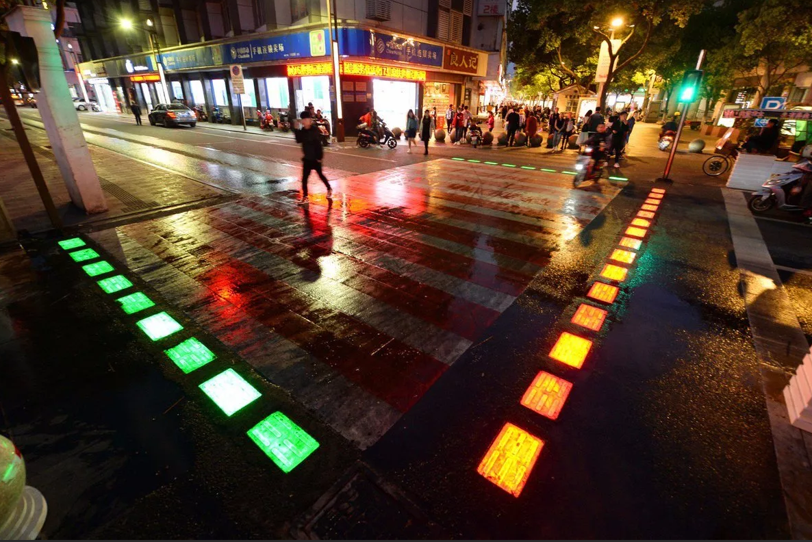 Пешеходам в китае. Подсветка пешеходного перехода. Освещение пешеходных переходов. Современный пешеходный переход. Умный пешеходный переход.
