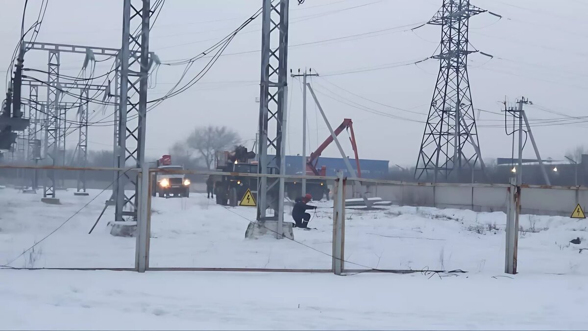    В Усть-Абаканском районе перебои с электроснабжением. В ночь с 12 на 13 ноября обесточили Калинино-3 из-за повреждения силового кабеля. Авария возникла из-за большой перегрузки сети.