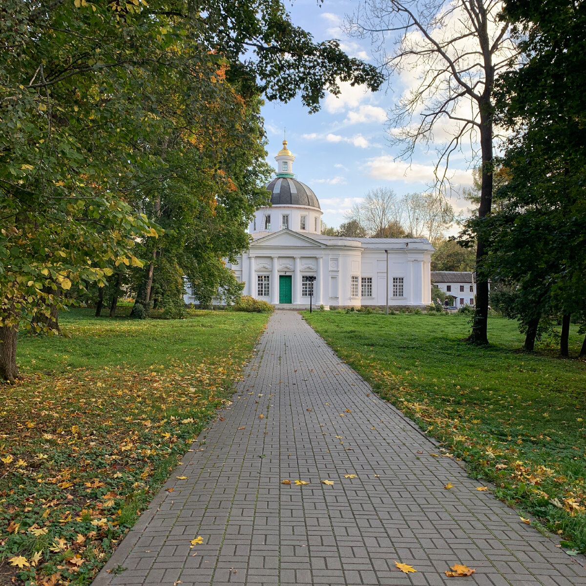 

Храм в честь Казанской Иконы Божией Матери г. Богородицка находится в живописном уголке Тульской области, в парке им А.Т. Болотова. 

Помимо центрального, в храме имеется еще два придела в честь святых Первоверховных апостолов Петра и Павла и в честь святителя и чудотворца Николая. 

Ежедневно в храме совершаются богослужения:
Божественная Литургия с 8.00
Вечернее богослужение с 16.30