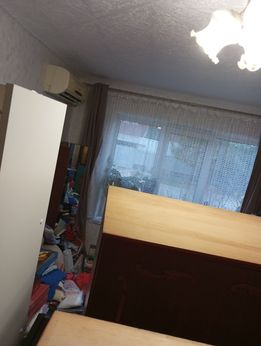 Фото автора. Горы шкафов, антресолей и вещей. 