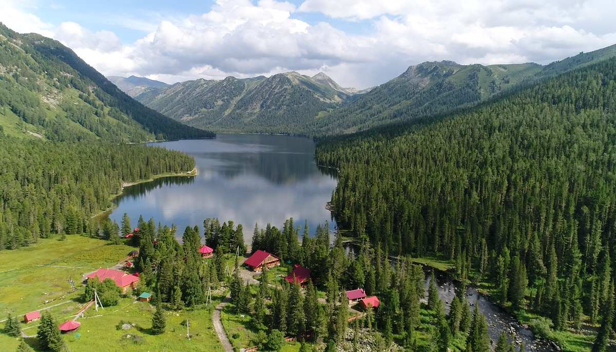 Рахмановское озеро в окрестностях горы Белуха - высочайшей вершины Алтая и Сибири. Восточный Казахстан, Катон-Карагайский национальный природный парк.