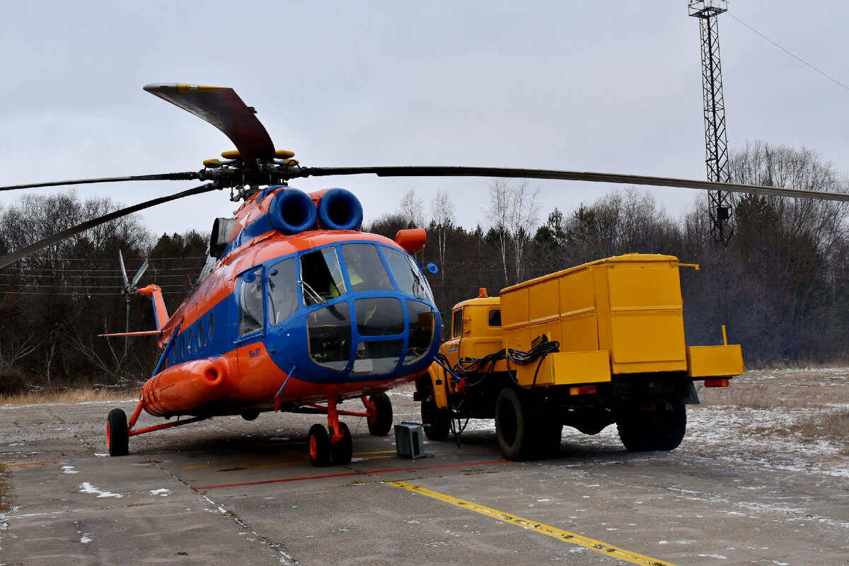 Агрегат для запуска воздушных судов подключен, двигатели запущены. Ещё несколько минут, и винтокрылая машина поднимется в небо