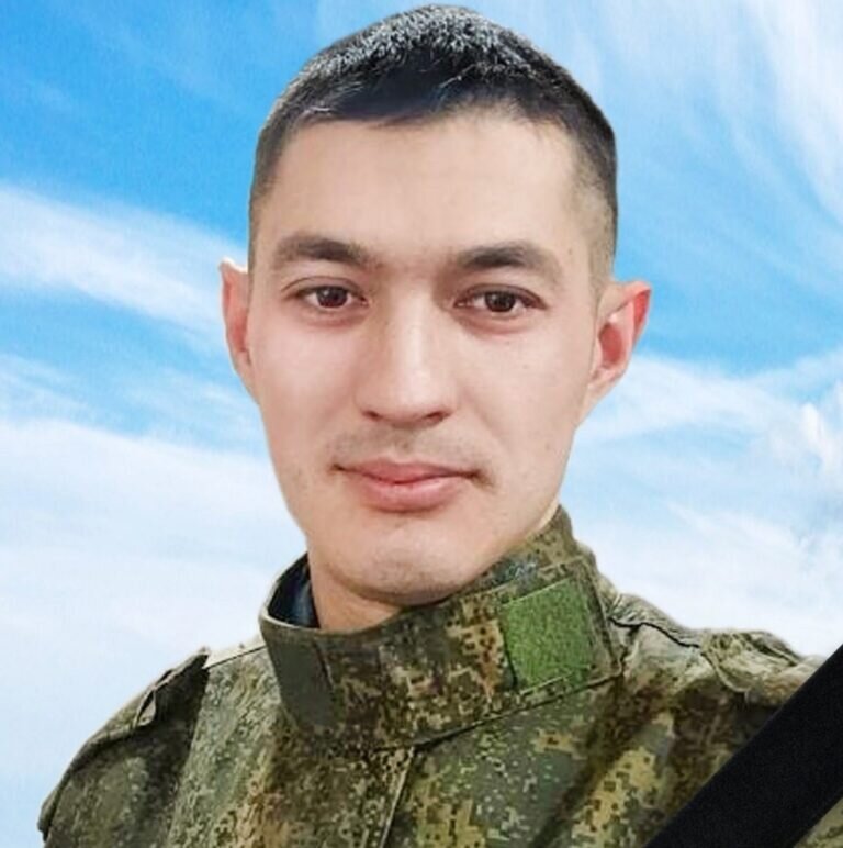    В Саракташском районе в последний путь проводили бойца СВО Артура Насаева Кристина Просвиркина