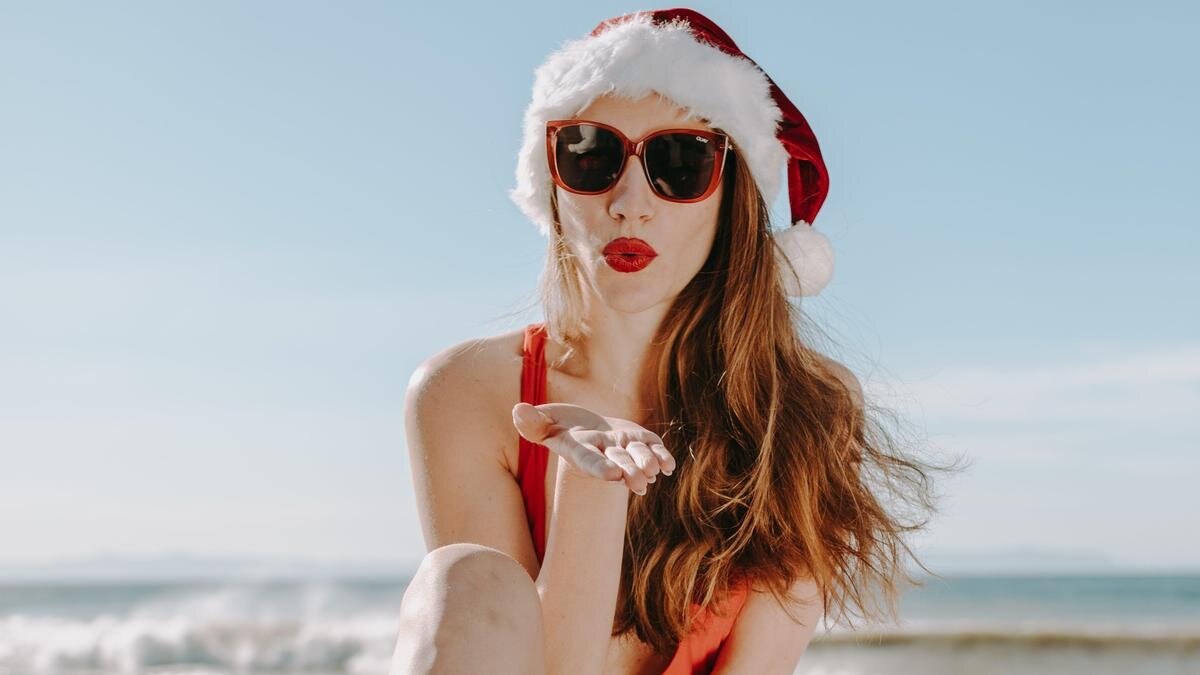    Девушка в новогоднем костюме на море:pexels.com