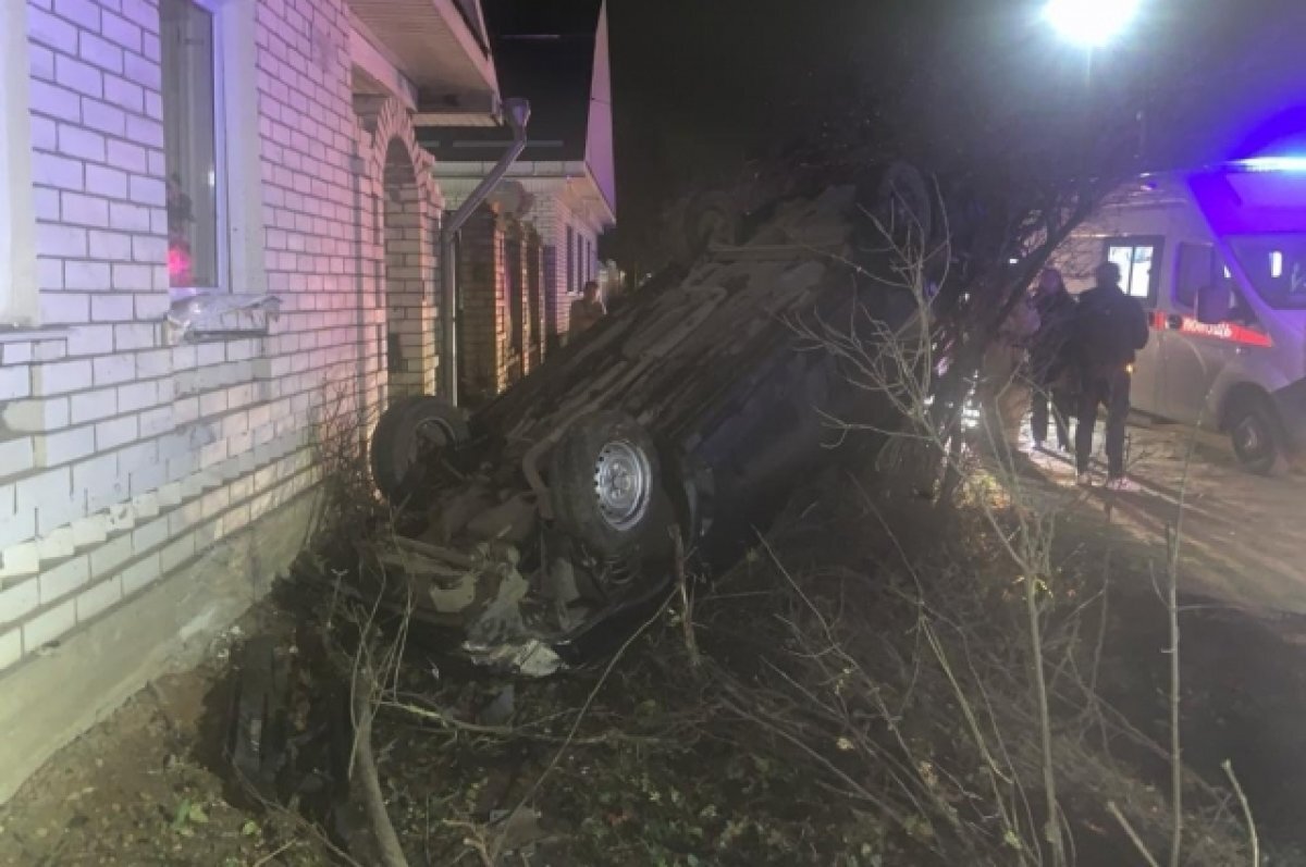    За рулём автомобиля, который врезался в дом в Ржеве, был несовершеннолетний