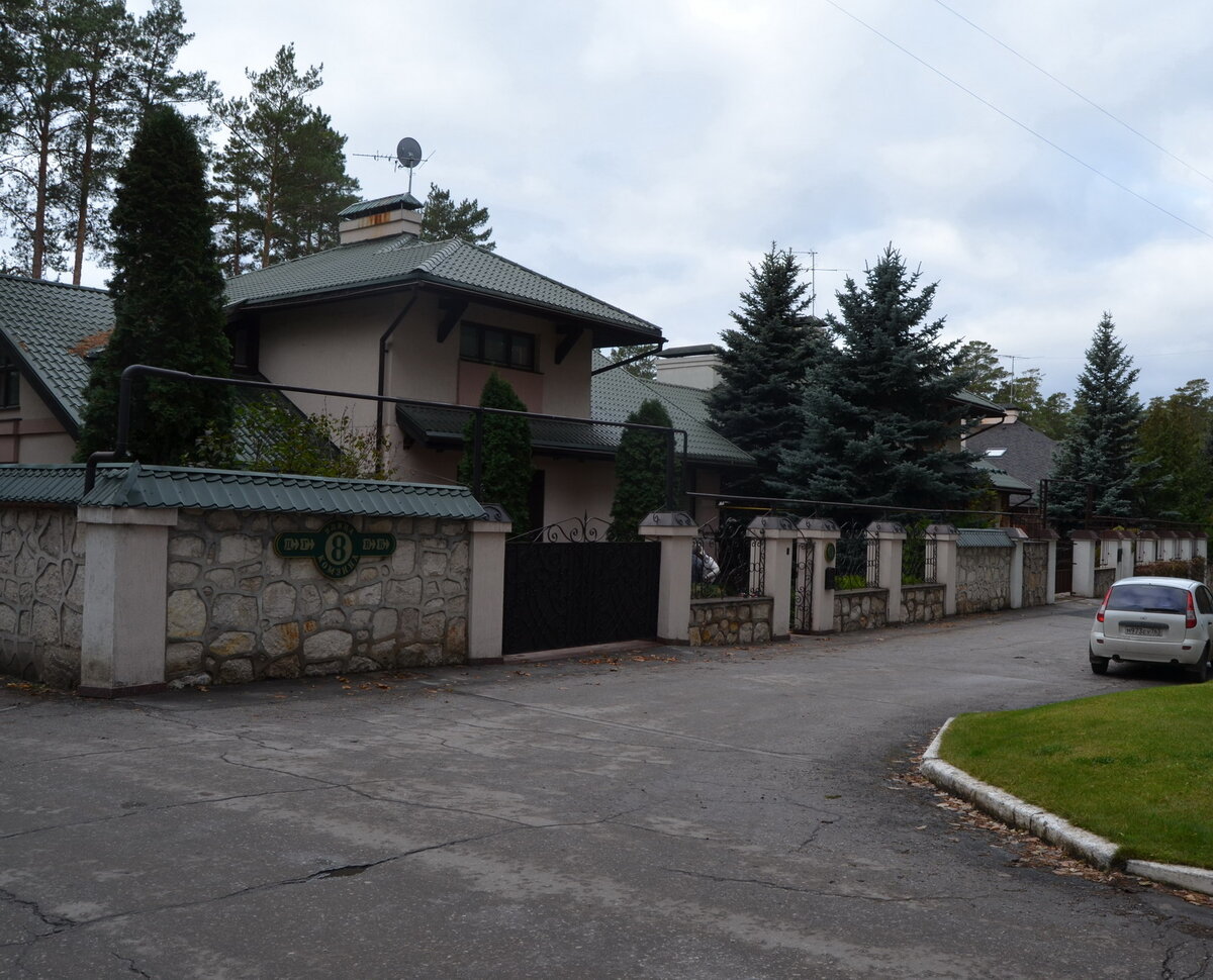 Где-то за этим забором Бондаренко мечтает разбить свой огород.